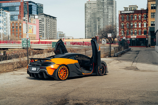 Фото дисков Brixton Forged FDE11 Aerotech Черный сатин на McLaren 600