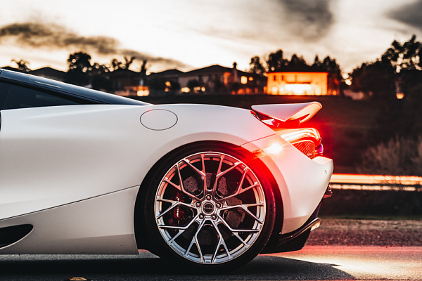 Фото дисков Brixton Forged PF10 Сатиновый лак на McLaren 720S
