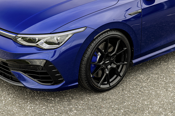 Фото дисков Rotiform KPR Черный сатин на Volkswagen Golf VIII