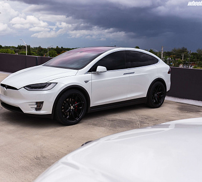 Фото дисков HRE P201 на Tesla Model X