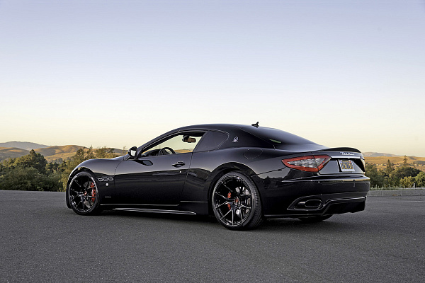 Фото дисков Strasse Wheels SM5R Deep Concave Monoblock Черный глянец на Maserati GranTurismo I