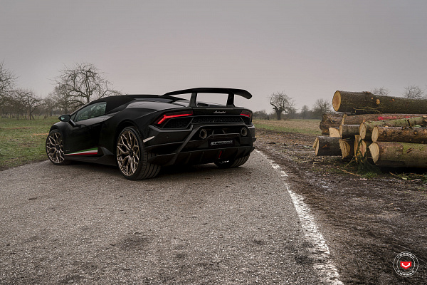 Фото дисков Vossen S17-01 Глянцевое темное золото на Lamborghini Huracan