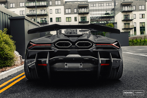 Фото дисков NOVITEC NL4 Черный глянец на Lamborghini Revuelto