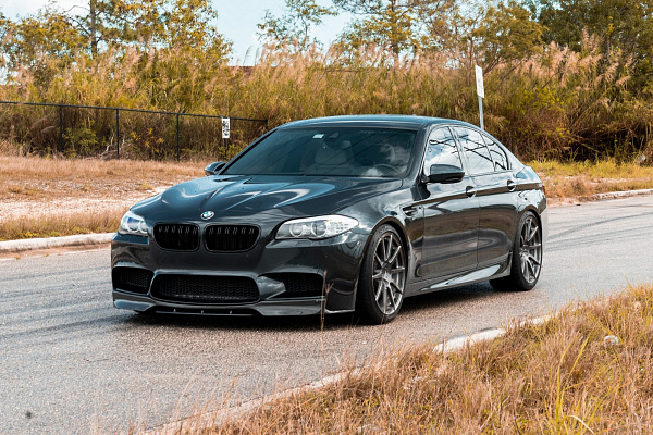 Фото дисков Strasse Wheels R10 Deep Concave Monoblock Сатиновый темный лак на BMW 5/M5 (F10)