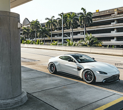 Фото дисков Strasse Wheels SV1T Deep Concave FS на Aston Martin Vantage 2