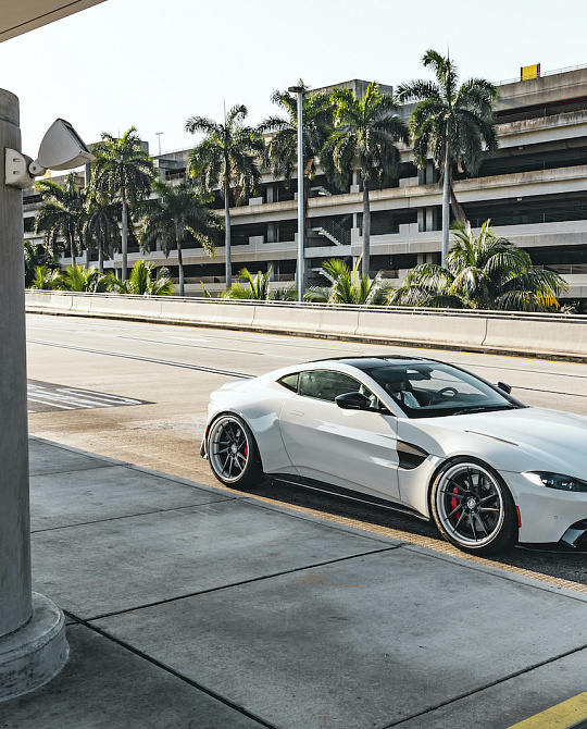 Фото дисков SV1T Deep Concave FS Другой цвет на Aston Martin Vantage 2