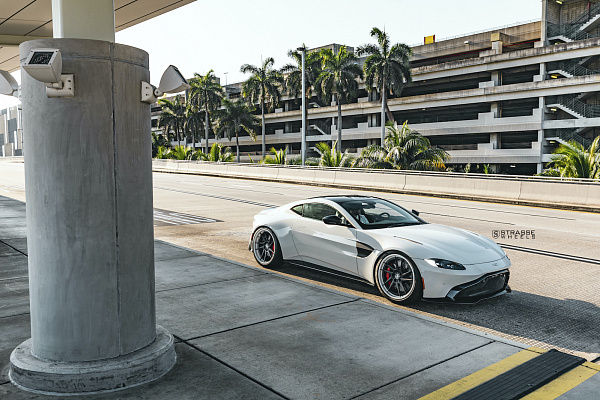 Фото дисков Strasse Wheels SV1T Deep Concave FS Другой цвет на Aston Martin Vantage 2