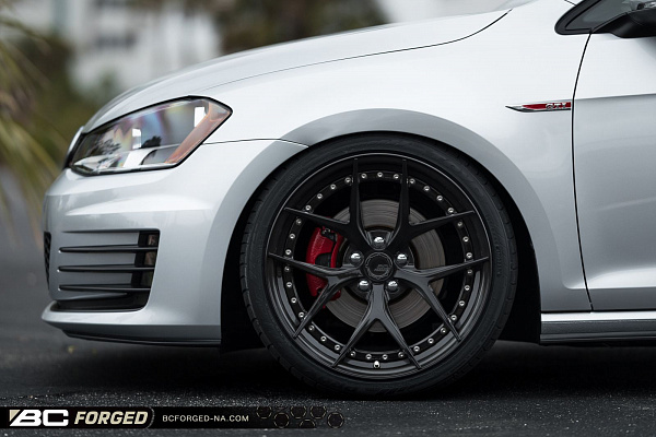Фото дисков BC Forged HCS21 Глянцевый темный лак на Volkswagen Golf VII