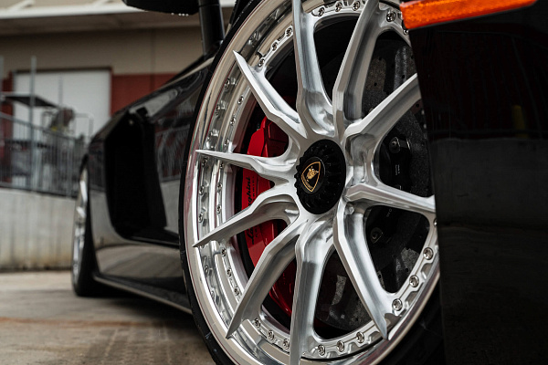 Фото дисков HRE S104SC Глянцевый лак на Lamborghini Aventador