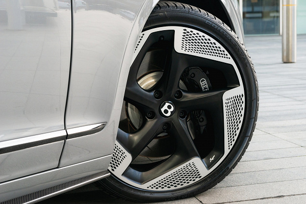 Фото дисков Kahn Type 8 Черный матовый на Bentley Flying Spur III