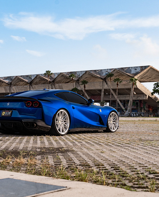 Фото дисков S21-02 Глянцевый лак на Ferrari 812