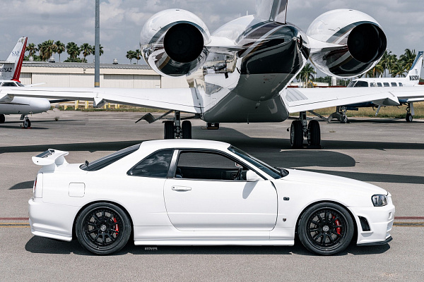 Фото дисков Strasse Wheels R10 Competition Черный глянец на Nissan GT-R