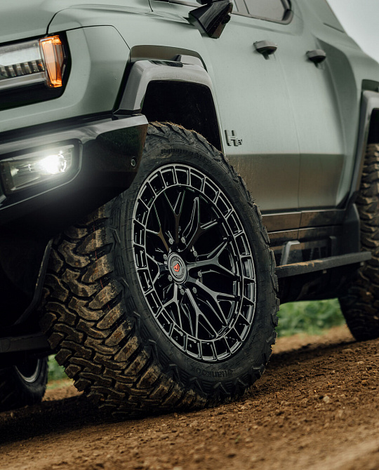 Фото дисков LC3-01 Черный глянец на GMC Hummer EV