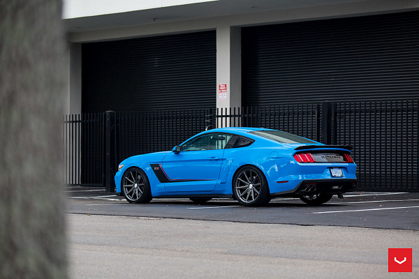Фото дисков Vossen VFS-10 Глянцевый графит на Ford Mustang VI