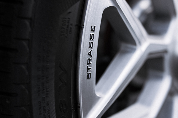 Фото дисков Strasse Wheels SV20M Deep Concave Duoblock RR Сатиновый тонированный лак на Rolls-Royce Cullinan