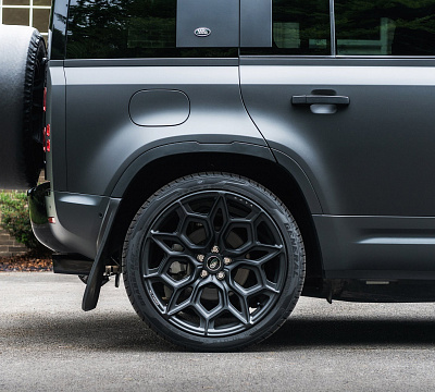 Фото дисков Kahn Type 57 RS на Land Rover Defender II