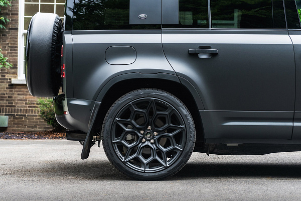 Фото дисков Kahn Type 57 RS Черный матовый на Land Rover Defender II