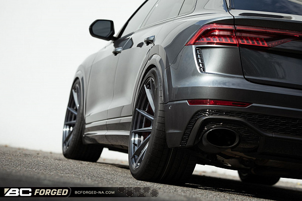 Фото дисков BC Forged HCA191 Сатиновый темный лак на Audi Q8