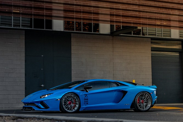 Фото дисков Brixton Forged VL4 Сатиновый темный лак на Lamborghini Aventador