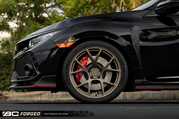 Фото дисков BC Forged RZ05 Сатиновая бронза на Honda Civic Type R FL5