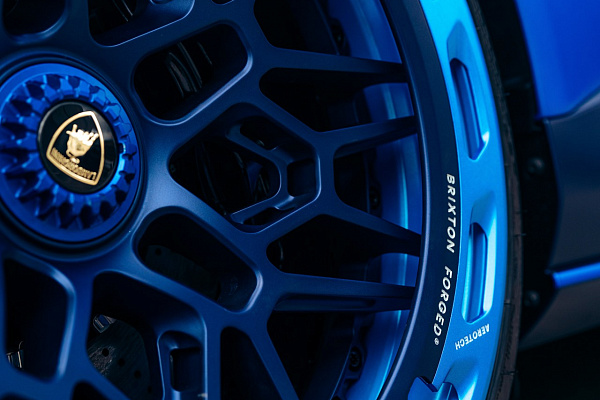 Фото дисков Brixton Forged FDE06 Aerotech Синий сатин на Lamborghini Huracan