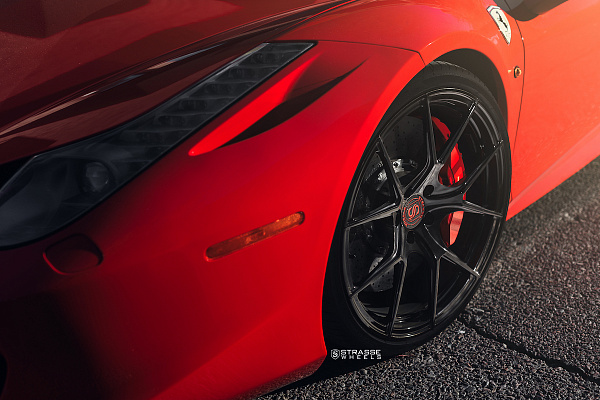 Фото дисков Strasse Wheels SM5R Deep Concave Monoblock Черный глянец на Ferrari 458