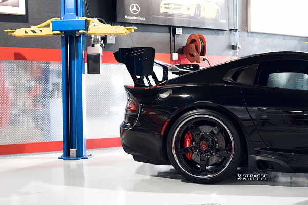 Фото дисков Strasse Wheels S5 Signature Черный глянец на Dodge Viper