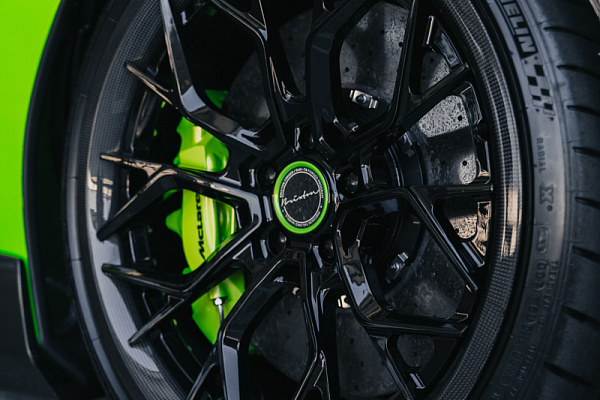 Фото дисков Brixton Forged PF10 Черный глянец на McLaren 720S