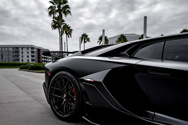 Фото дисков HRE R161 Lightweight Черный глянец на Lamborghini Aventador