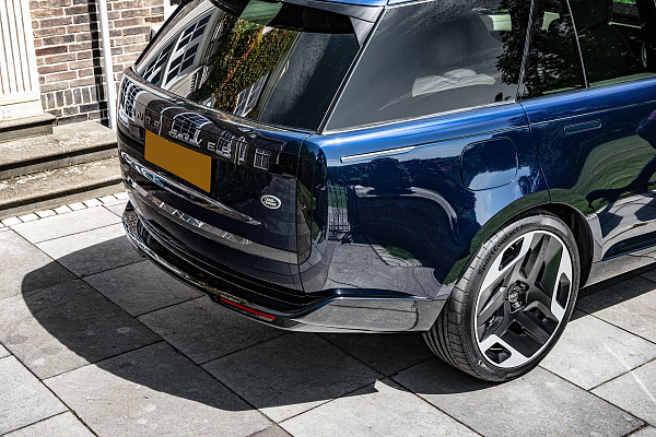 Фото дисков Kahn Type 33 RS Черный сатин на Land Rover Range Rover V