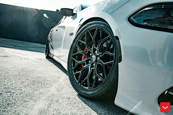 Фото дисков Vossen HF-2 Черный глянец на Dodge Charger VII