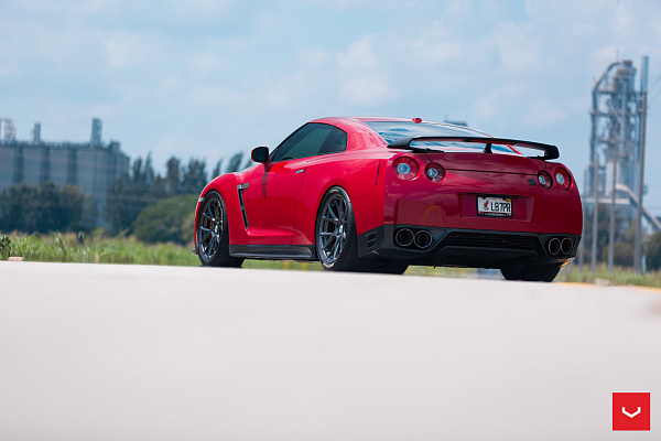 Фото дисков Vossen VFS-6 Глянцевый графит на Nissan GT-R