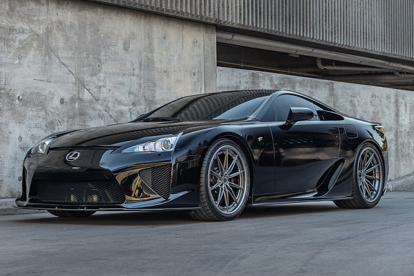 Фото дисков Brixton Forged R11-R Глянцевый графит на Lexus LFA