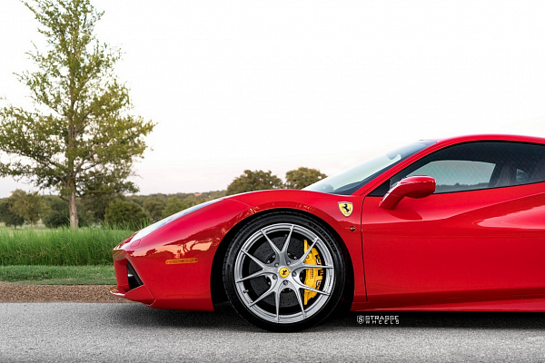 Фото дисков Strasse Wheels SM5R Deep Concave Monoblock Глянцевый лак на Ferrari 488