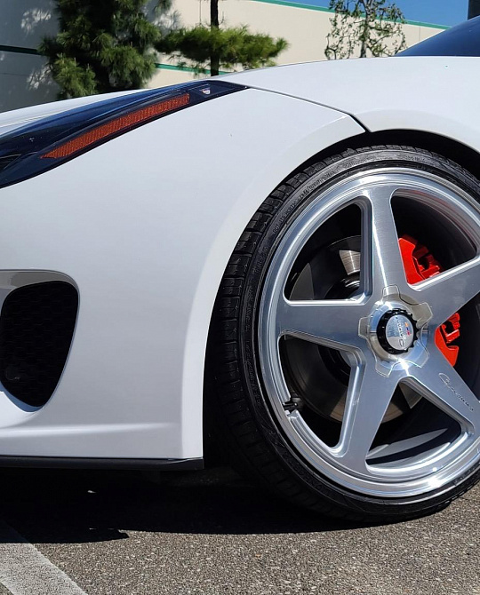 Фото дисков Cinque Глянцевый лак на Jaguar F-Type