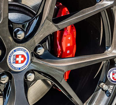 Фото дисков HRE P101 на Tesla Model S