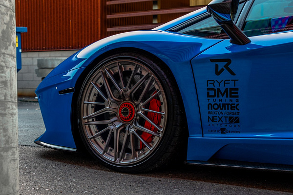 Фото дисков Brixton Forged VL4 Сатиновый темный лак на Lamborghini Aventador