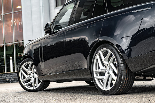 Фото дисков Kahn Type 52 RS Сатиновый лак на Land Rover Range Rover V