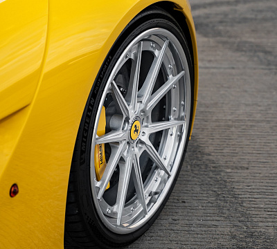 Фото дисков Strasse Wheels SV10 Deep Concave FS на Ferrari 812