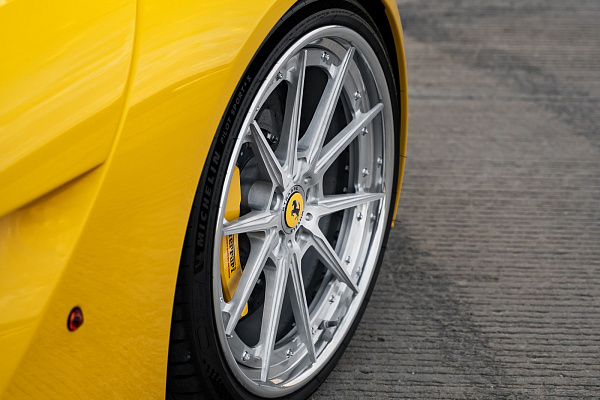 Фото дисков Strasse Wheels SV10 Deep Concave FS Глянцевый лак на Ferrari 812