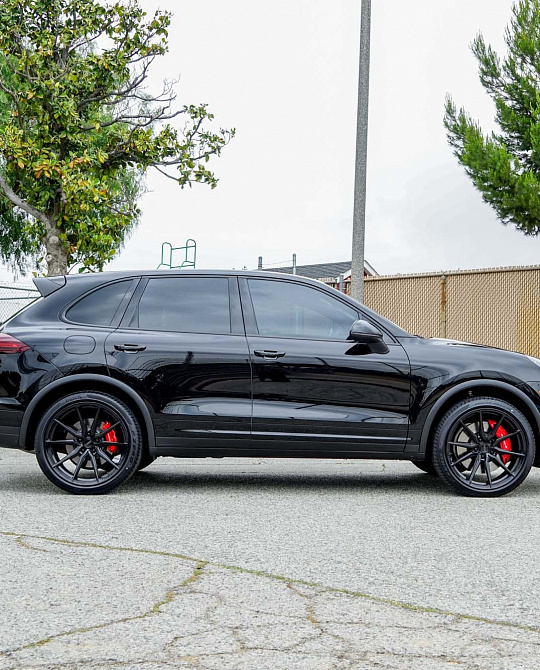 Фото дисков HF-3 Черный глянец на Porsche Cayenne II
