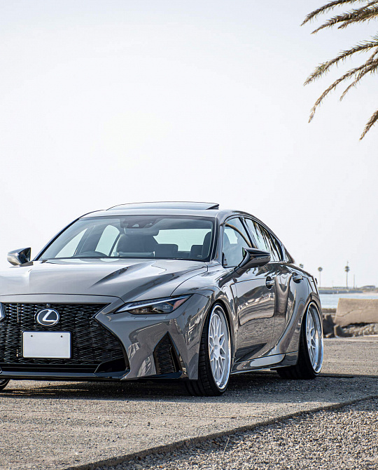 Фото дисков 300 Белый глянец на Lexus IS III