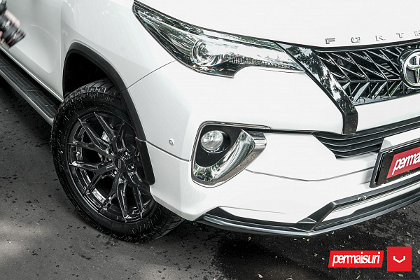 Фото дисков Vossen HF6-4 Черный глянец на Toyota Fortuner II