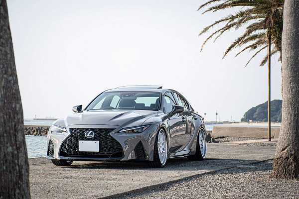 Фото дисков HRE 300 Белый глянец на Lexus IS III
