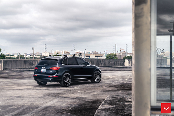Фото дисков Vossen VFS-2 Глянцевый темный лак на Audi Q5 (8R)