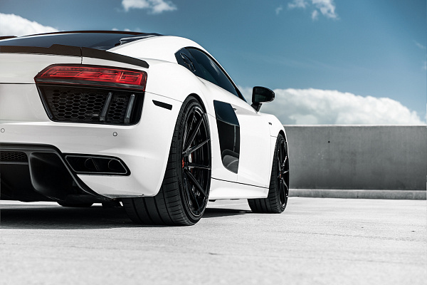 Фото дисков Strasse Wheels SV10 Deep Concave Duoblock Черный глянец на Audi R8 (4S)