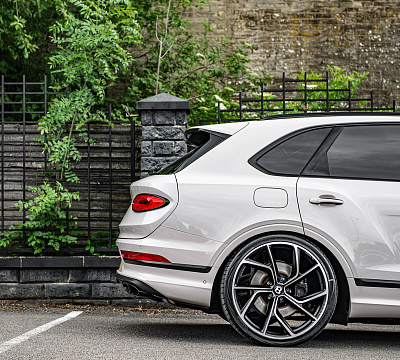 Фото дисков Kahn Type 54 на Bentley Bentayga