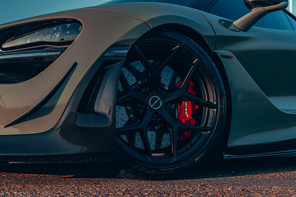 Фото дисков Brixton Forged PF7 Черный сатин на McLaren 720S