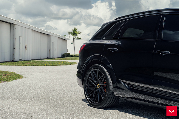 Фото дисков Vossen HF-7 Черный глянец на Audi E-tron