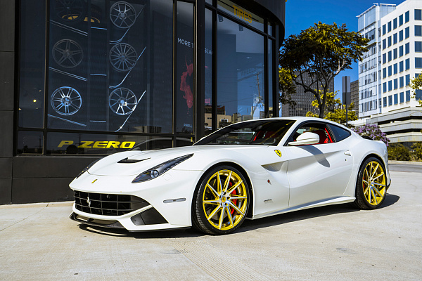Фото дисков CEC C26 Глянцевое золото на Ferrari F12
